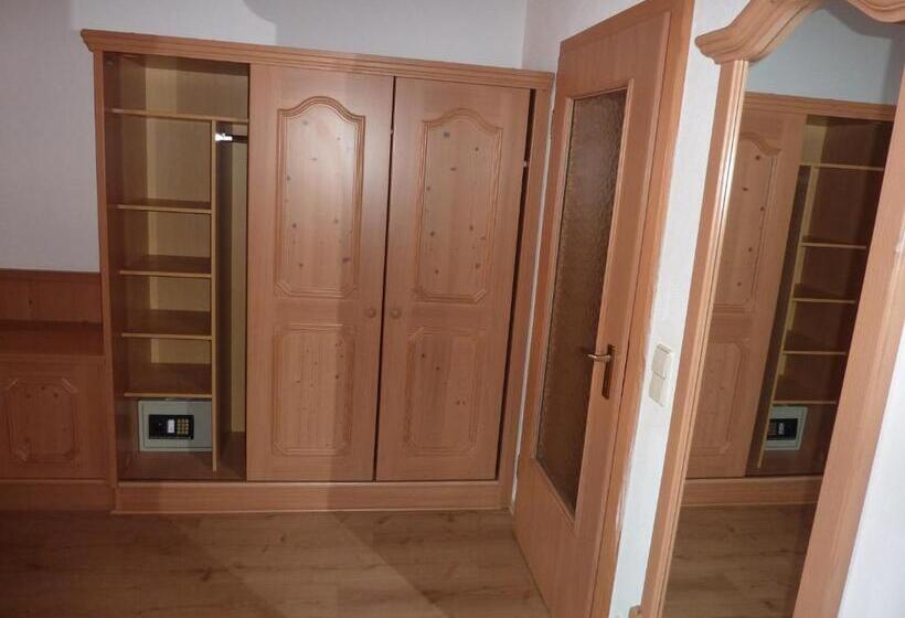 Студия Deluxe, Kaiserhof