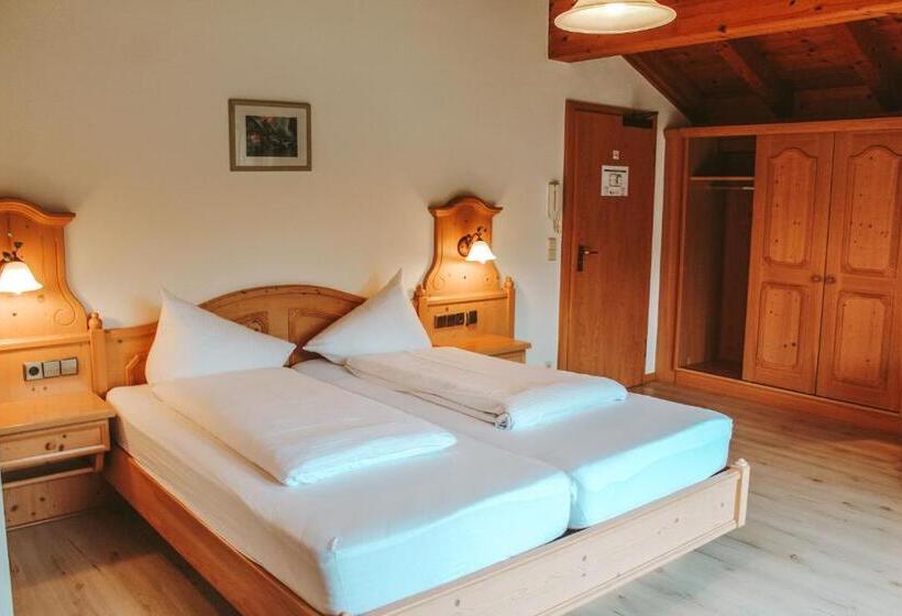 Студия Deluxe, Kaiserhof