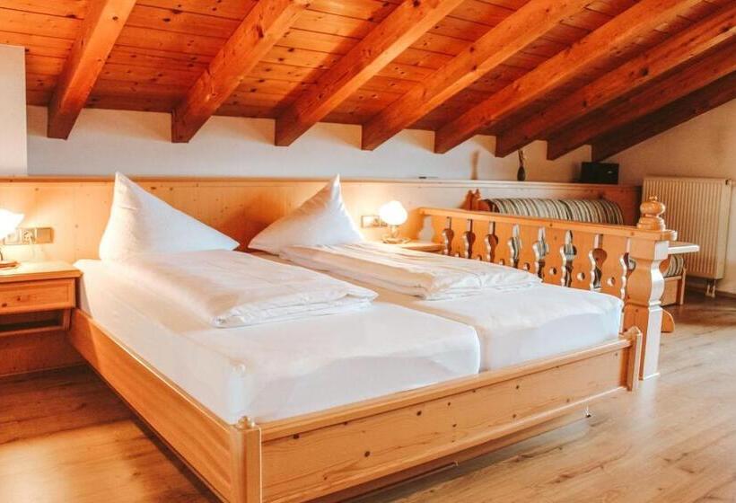 Студия Deluxe, Kaiserhof