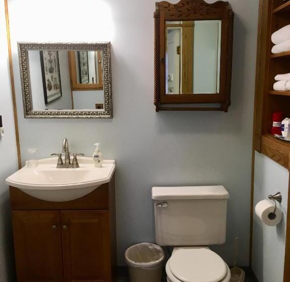 Номер Стандарт, Old Iron Inn Bed And Breakfast