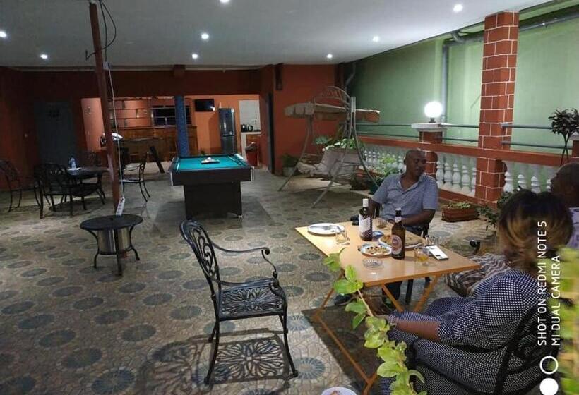 اتاق استاندارد سه نفره, Golden House