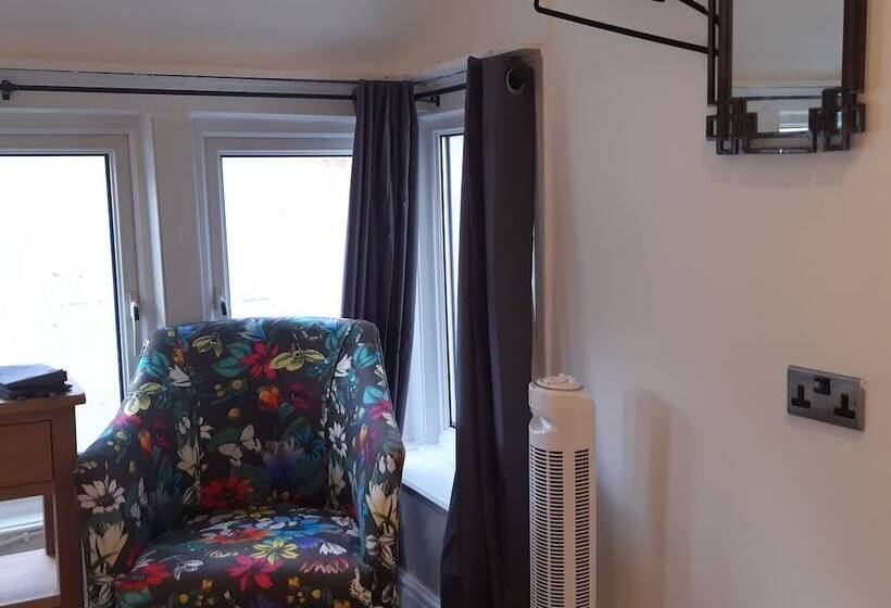 اتاق استاندارد یک نفره, The Merrydale Guest House