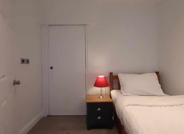 اتاق استاندارد یک نفره, The Merrydale Guest House
