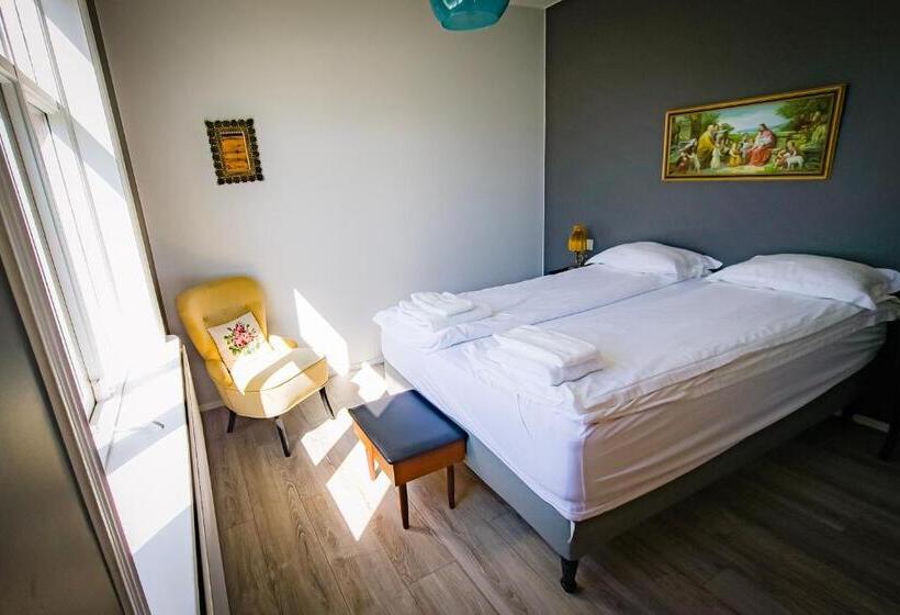 سوئیت جونیور با چشم‌انداز کوهستان, Guesthouse Hóll