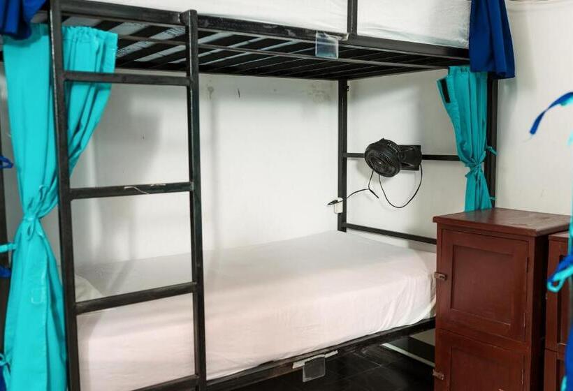 تختخواب در اتاق مشترک, Hostal Azul