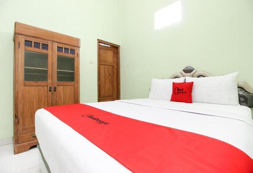 Номер Стандарт, Reddoorz Plus Near Taman Sari