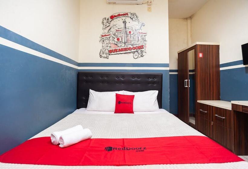 Номер Economy, Reddoorz Plus Near Universitas Indonesia