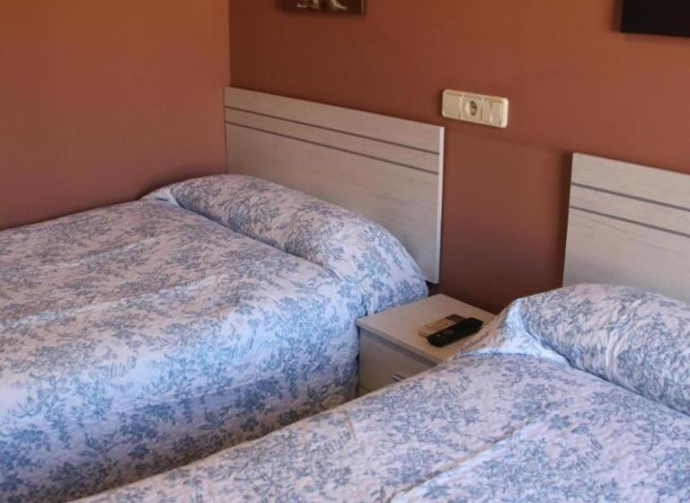 Номер Deluxe, Hostal Burgalés