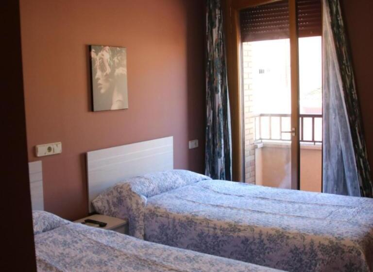 Номер Deluxe, Hostal Burgalés