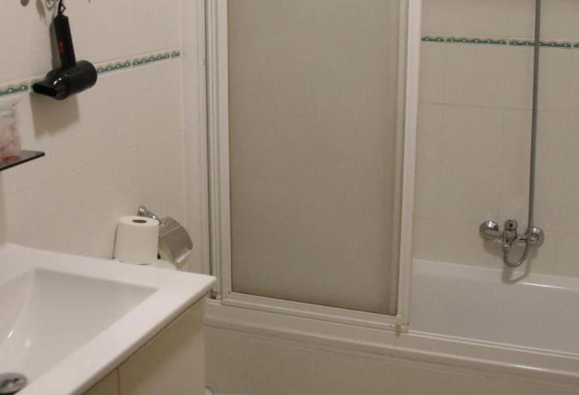 Трехместный Номер Базовый, Hostal Burgalés