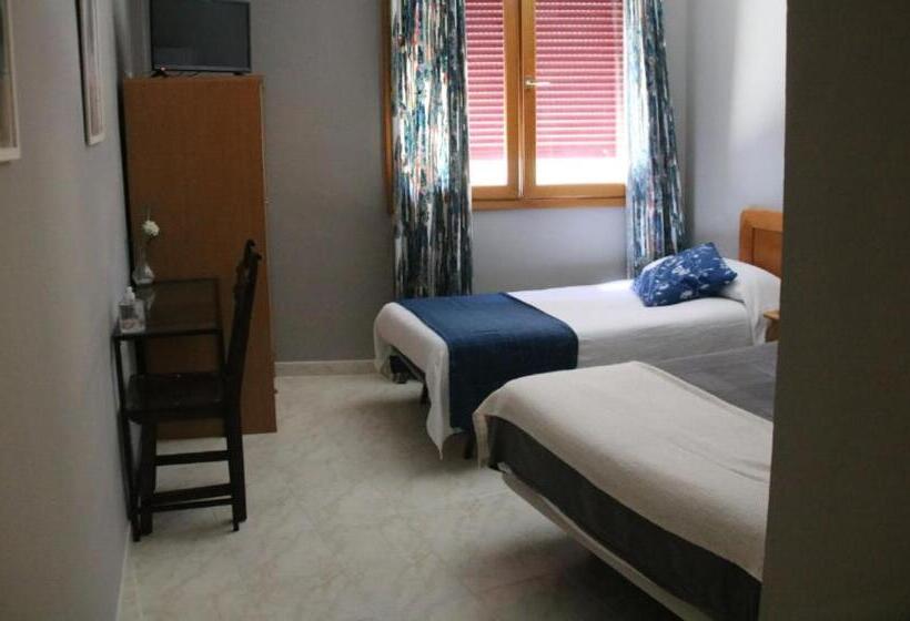 Трехместный Номер Базовый, Hostal Burgalés