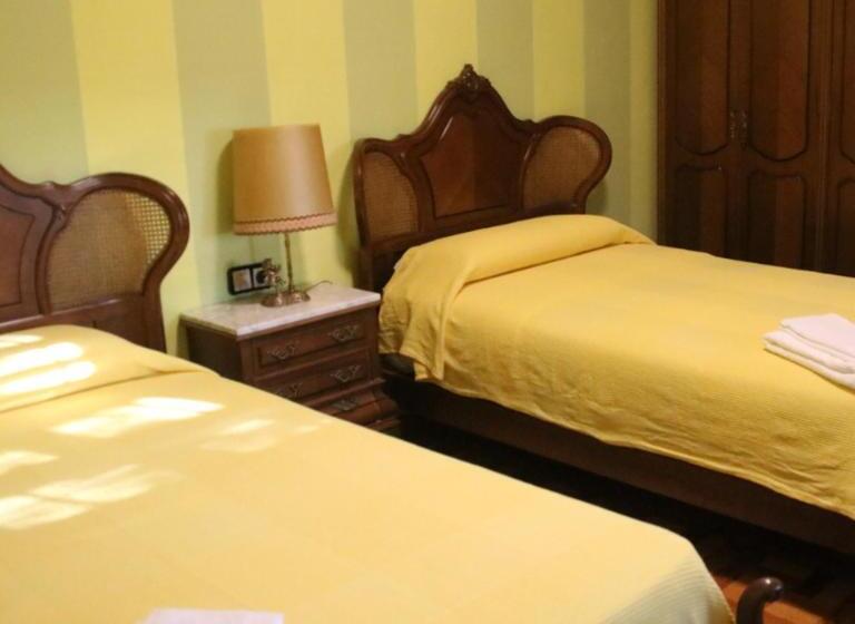 Шале 1 Спальня, Hostal Burgalés