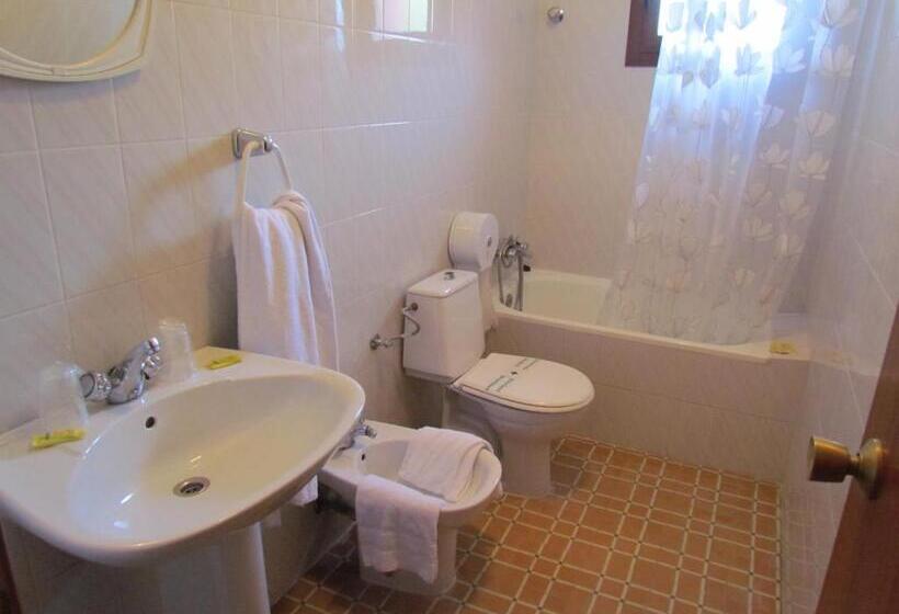 Номер Стандарт Трехместный, Hostal Las Rumbas