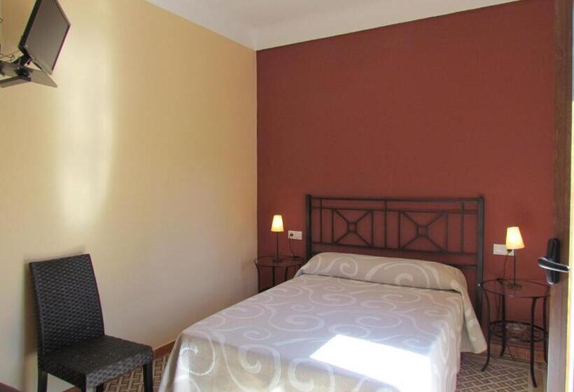 Classic room with balcony, Hostal Las Rumbas