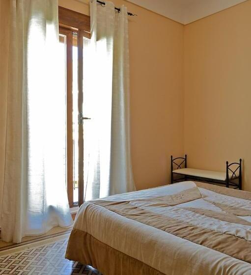 Classic room with balcony, Hostal Las Rumbas