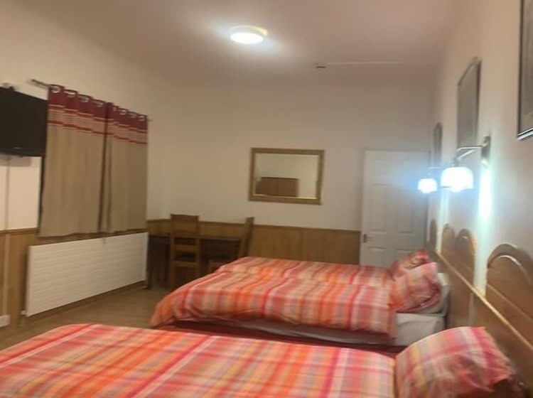 דירת חדר, The Dharma Lodge