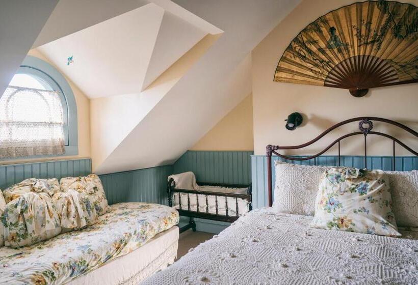 Четырехместный номер Премиум, Hummingbird Inn