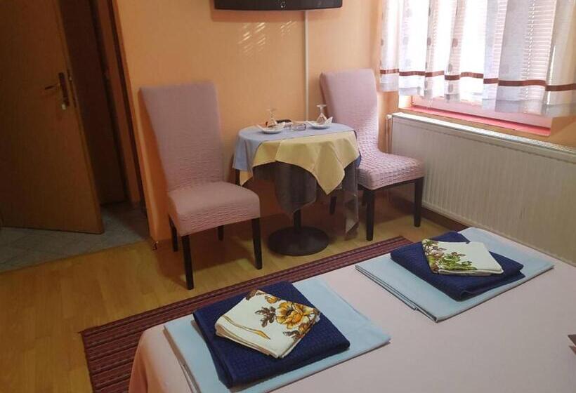 غرفة قياسية مزوَّدة بشُرفة, Guesthouse Ines