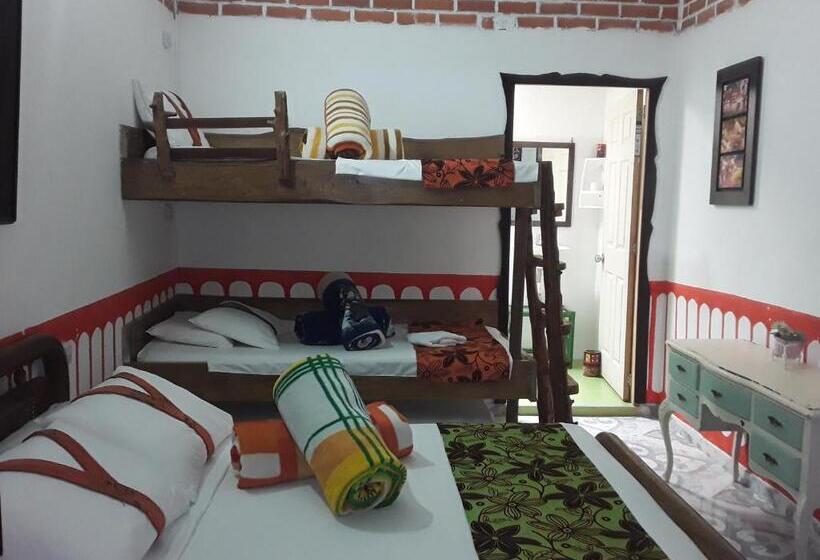 Четырехместный Номер Стандарт, Hostal Casa Artvelez