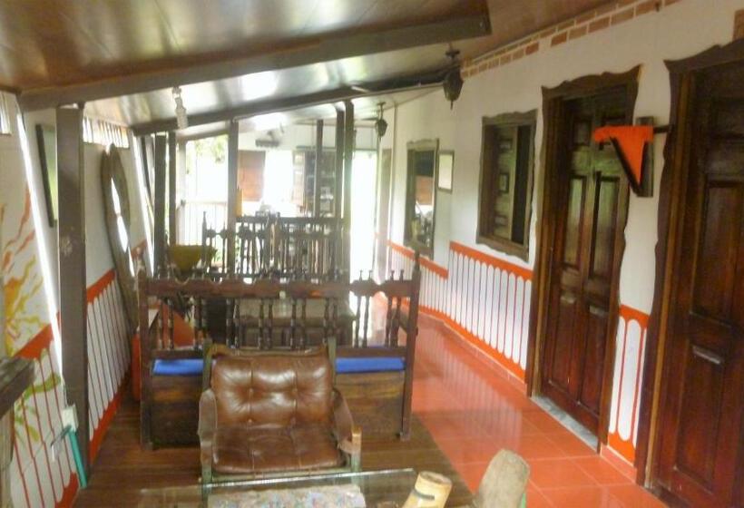 Четырехместный Номер Стандарт, Hostal Casa Artvelez