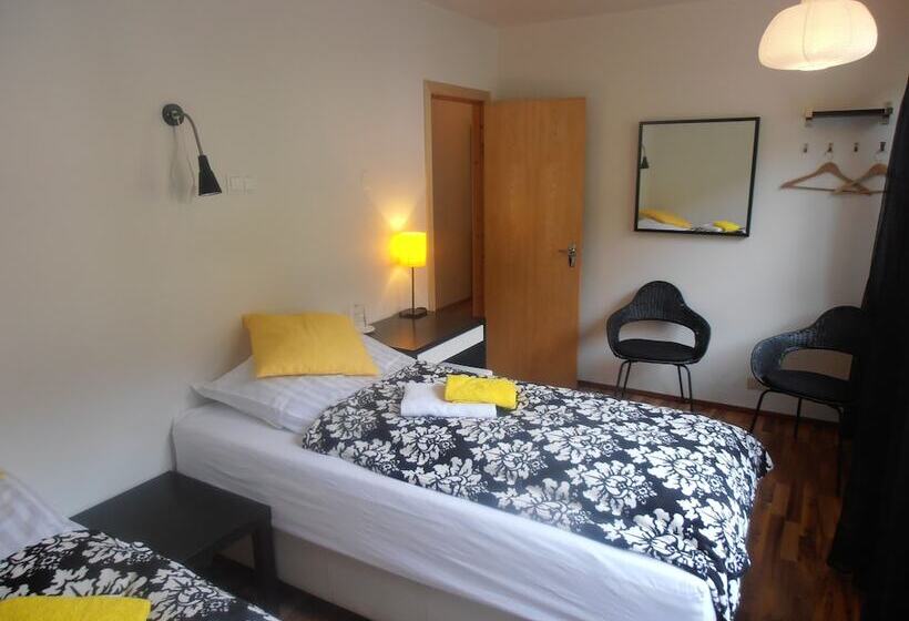اتاق استاندارد با سرویس بهداشتی مشترک, Giljur Guesthouse