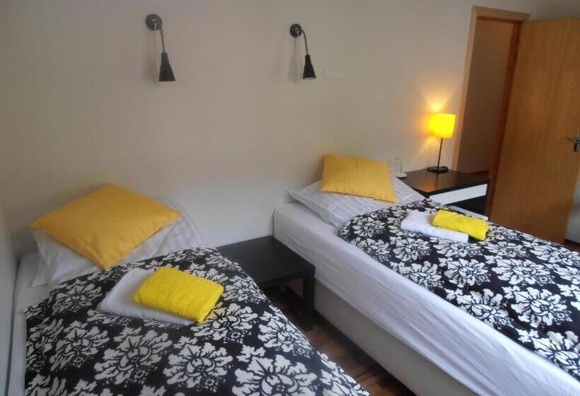 اتاق استاندارد با سرویس بهداشتی مشترک, Giljur Guesthouse