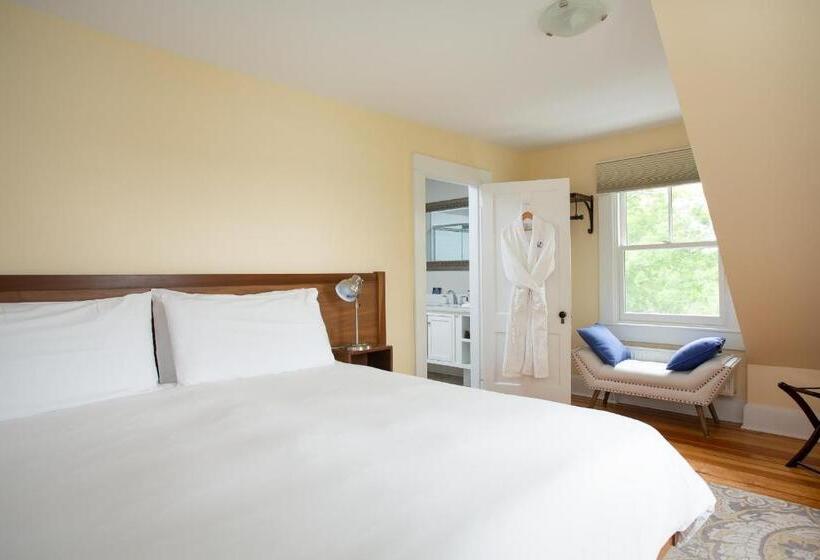 מיטת קינג בסוויטה, Lakehouse Inn