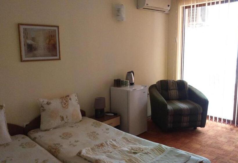 Трехместный Номер Стандарт с Балконом, Guest House Pri Valyo
