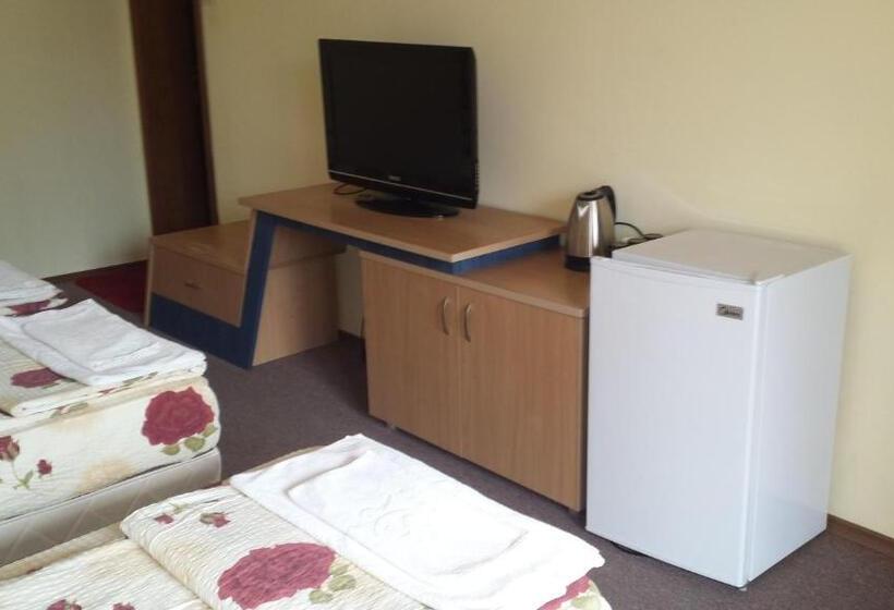 Четырехместный Номер Стандарт с Балконом, Guest House Pri Valyo