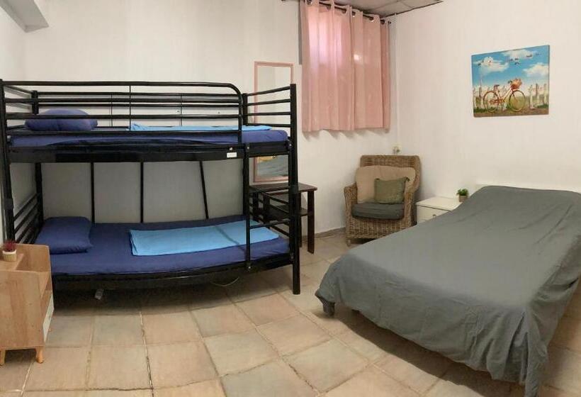 غرفة عائلية حمام مشترك, Dotan S Boutique Guesthouse   By The Beach!