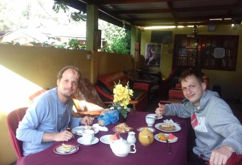 اتاق خانوادگی, Ella Tunnel Corner Inn