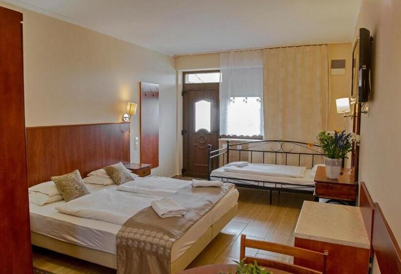 Habitació Triple Estàndard, Petrény Borpanzió
