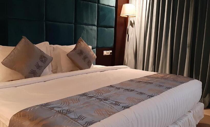 Номер Deluxe Кровать Кинг, Three Points Al Salama
