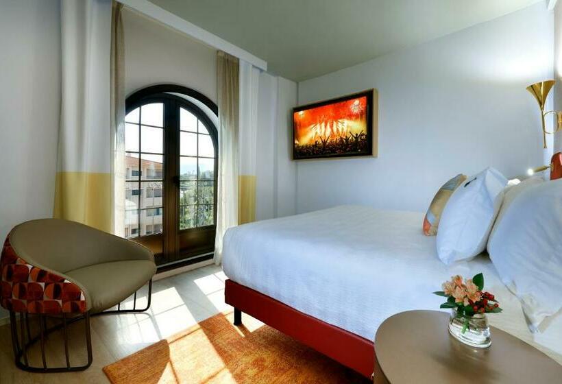 スタンダードスタジオ, Hard Rock Hotel Marbella