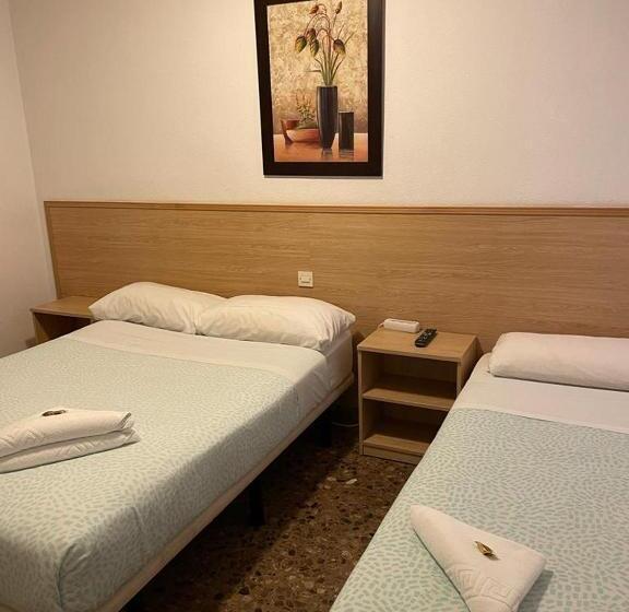 Номер Стандарт Трехместный, Hostal Milmarcos