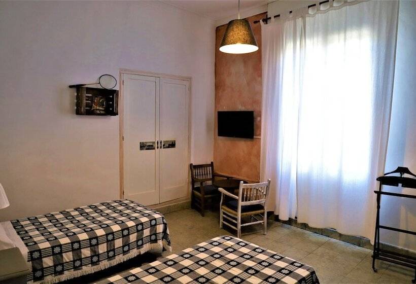 スタンダードトリプルルーム, Hostal Montsoliu