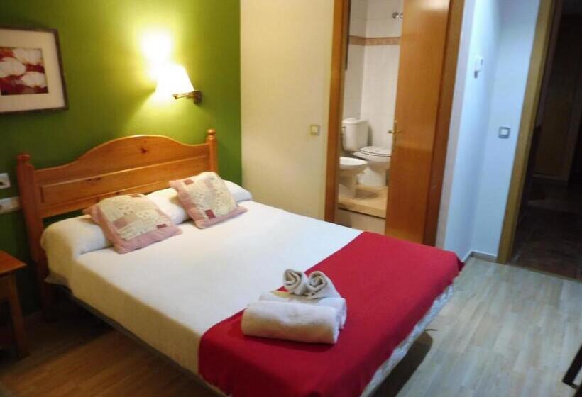Номер Стандарт Трехместный, Hostal Cal Batista