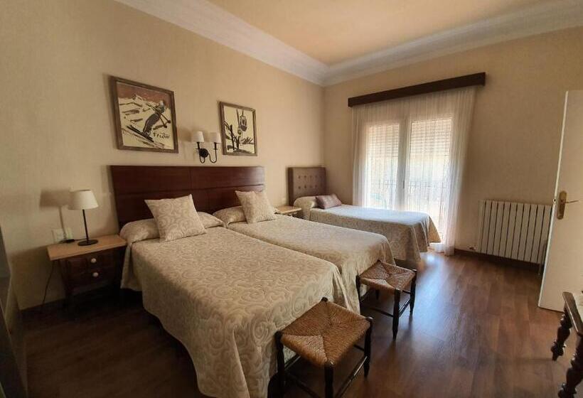 غرفة قياسية ثلاثية, Hostal Canigó