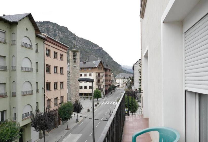 غرفة قياسية رباعية, Hostal Canigó