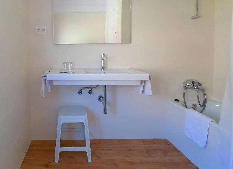 غرفة قياسية رباعية, Hostal Canigó