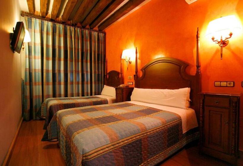 اتاق استاندارد سه تخته با چشم‌انداز, Hostal Victoria I