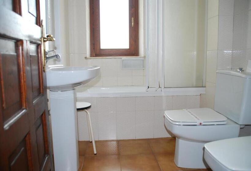 Номер Стандарт Трехместный, Hostal Ayestaran Ii