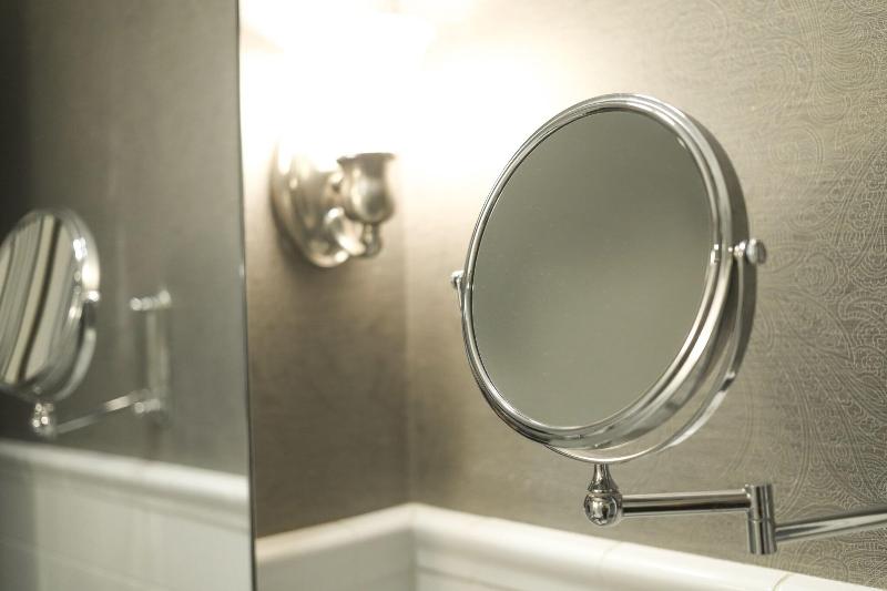 اتاق استاندارد با تخت دو نفره بزرگ, Delta Hotels By Marriott Bessborough