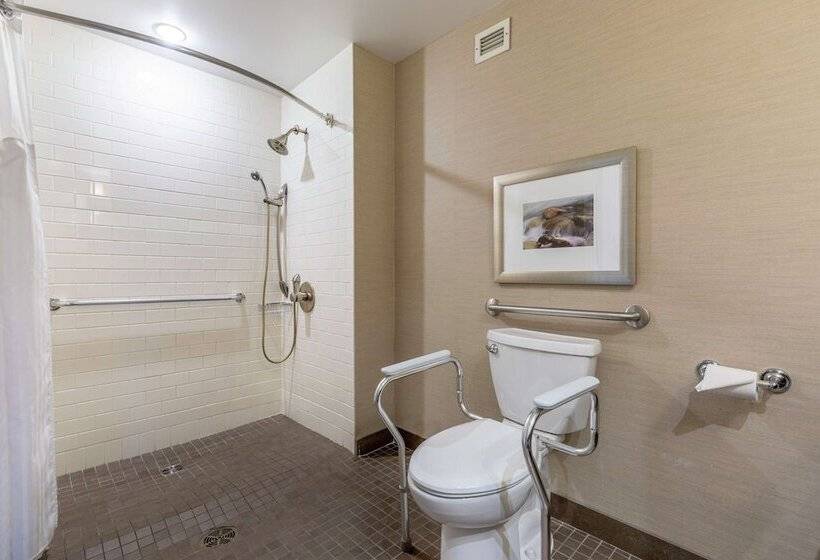 景色の見えるダブルベッドスタンダードルーム, Hilton Saint John