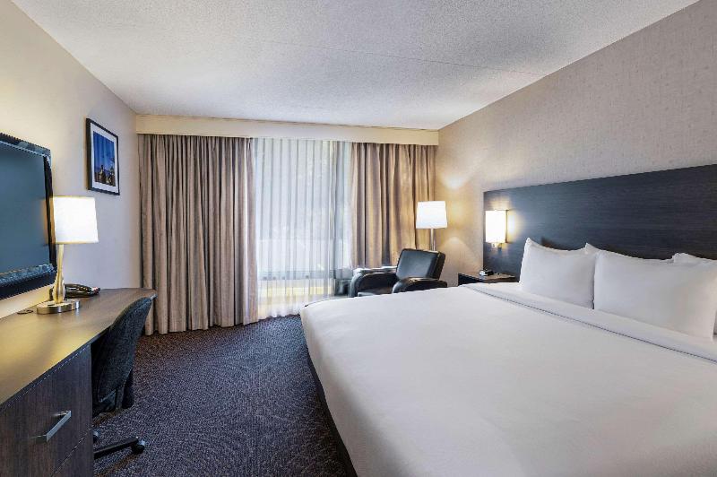 اتاق استاندارد با تخت بزرگ, Quality Inn & Conference Centre Kingston Central
