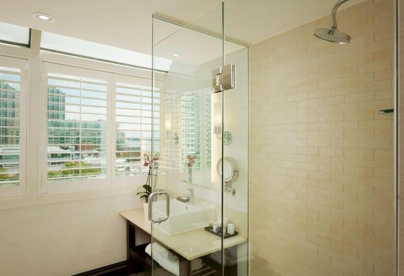 اتاق پریمیوم با چشم‌انداز دریاچه, Radisson Blu Toronto Downtown