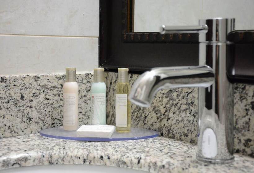 غرفه قياسيه سريرين مزدوجين, Travelodge By Wyndham Lethbridge