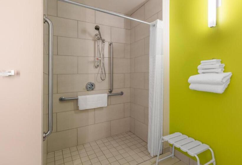 اتاق استاندارد با تخت بزرگ برای معلولان, Super 8 By Wyndham Winnipeg East Mb