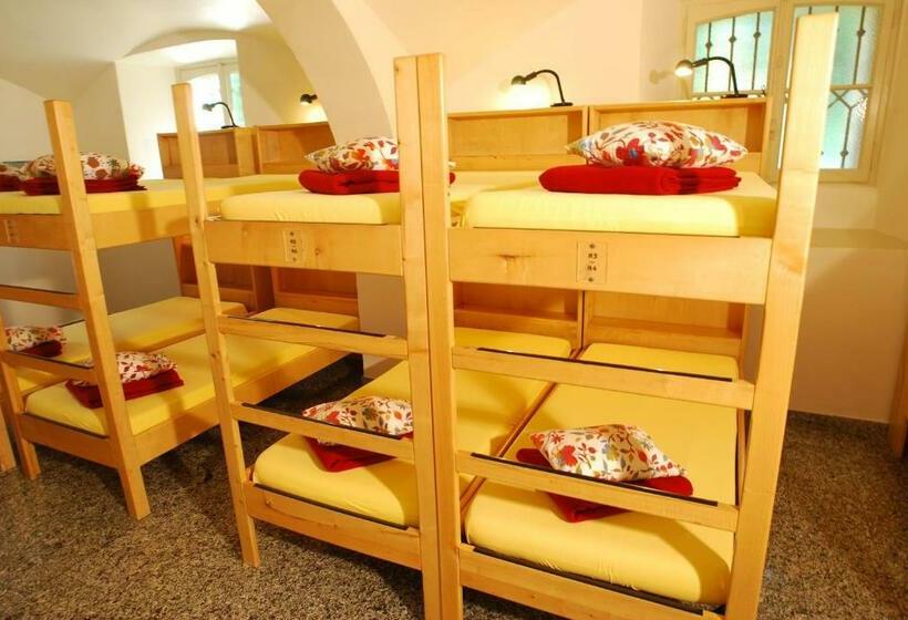 Llit en Habitació Compartida, &hostel Montarina