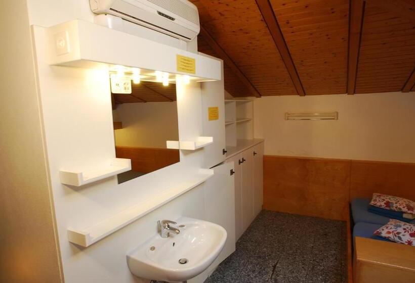 Кровать в Многоместном Номере с Общей Ванной, &hostel Montarina